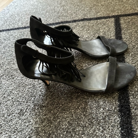 Vaneli Black Suede Fringe Sandals Kitten Heels Size 8.5 Narrow Ladies Shoes - Picture 2 of 12
